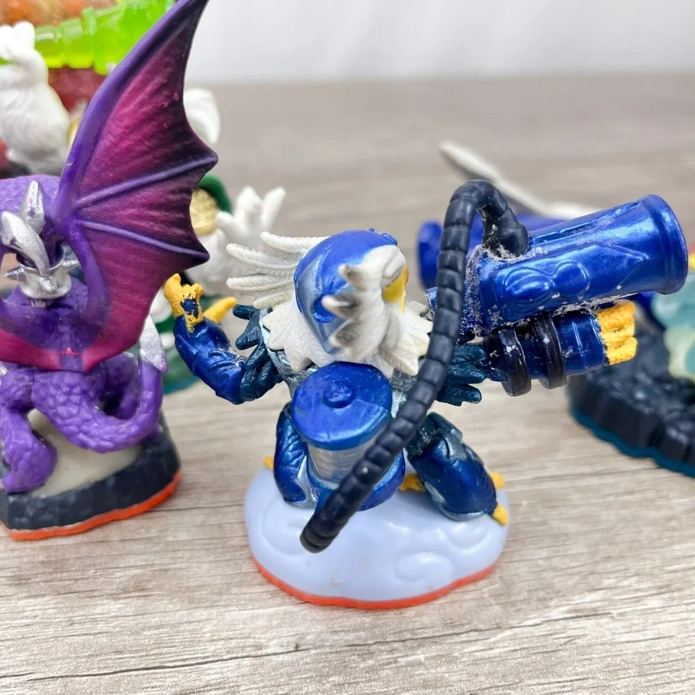 Skylander Lot of 10 Figures +2 Kids meal figures - Some broken, Read description